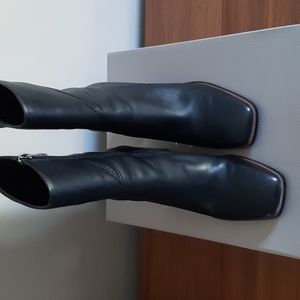 Block heel leather bootie